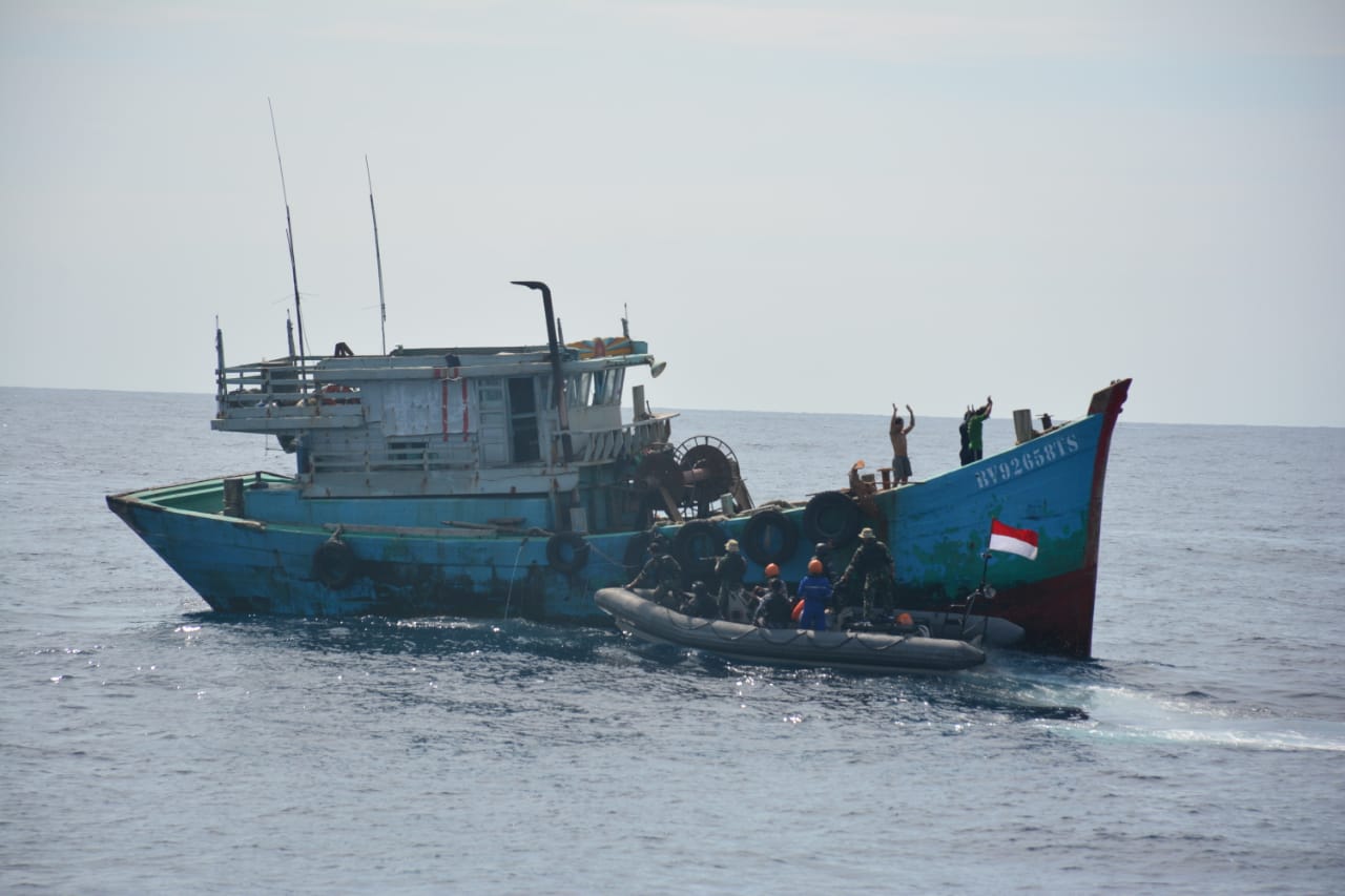 Kri Usman Harun Tangkap Dua Kapal Ikan Vietnam Di Laut Natuna Utara