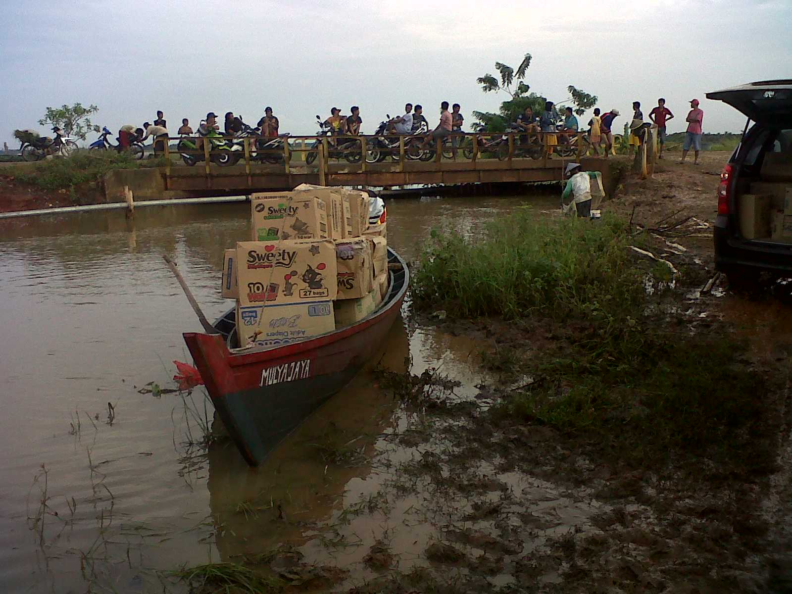 Proses Pemberian Bantuan Kepada Korban Banjir di Kp. Bulak